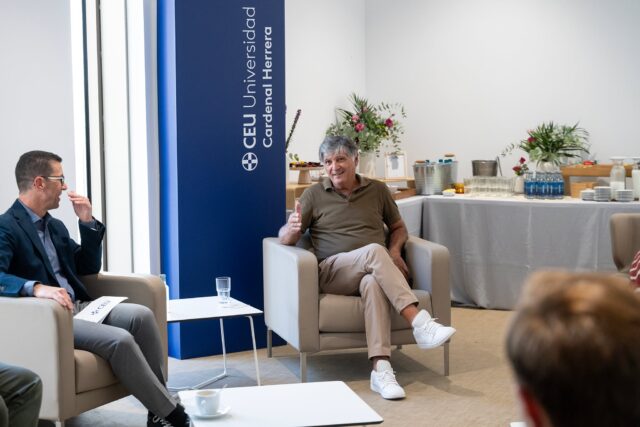 La @uchceu_universidad ha contado con @toninadal_oficial para inaugurar una nueva edición de su Plan de Excelencia y con Clara Mas, #AlumniCEU y profesora del Plan Cantera, para compartir su experiencia y las oportunidades que este programa le ha brindado.👏
Pero, sin duda, uno de los momentos más especiales fue el encuentro de 6 #AlumniCEU, mentores del Programa de Mentoría Profesional, con Toni Nadal. Junto a los estudiantes del Plan de Excelencia, compartieron un café y una conversación donde se trataron temas como el esfuerzo, la superación y la exigencia.
Nuestros alumni tuvieron la oportunidad de escuchar de cerca la experiencia y trayectoria profesional de Toni Nadal en el mundo del deporte, intercambiar aprendizajes y reflexionar sobre cómo estos valores también pueden marcar la diferencia en el camino profesional.
#CEUAlumni #AlumniCEU #PlanDeExcelencia #MentoríaCEU